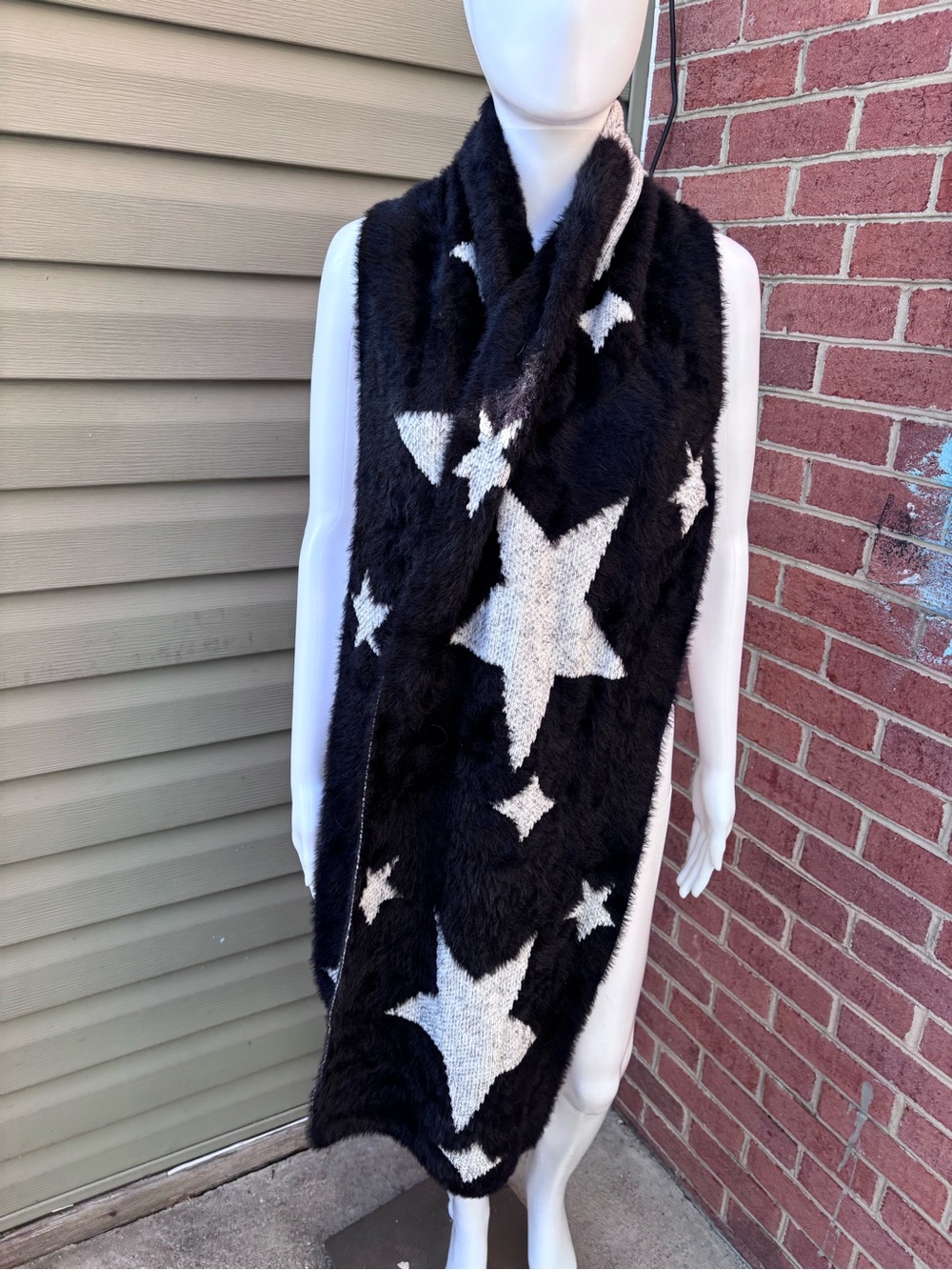 TORRID BLACK WHITE STAR GRAPHIC FUZZY SCARF WINTER